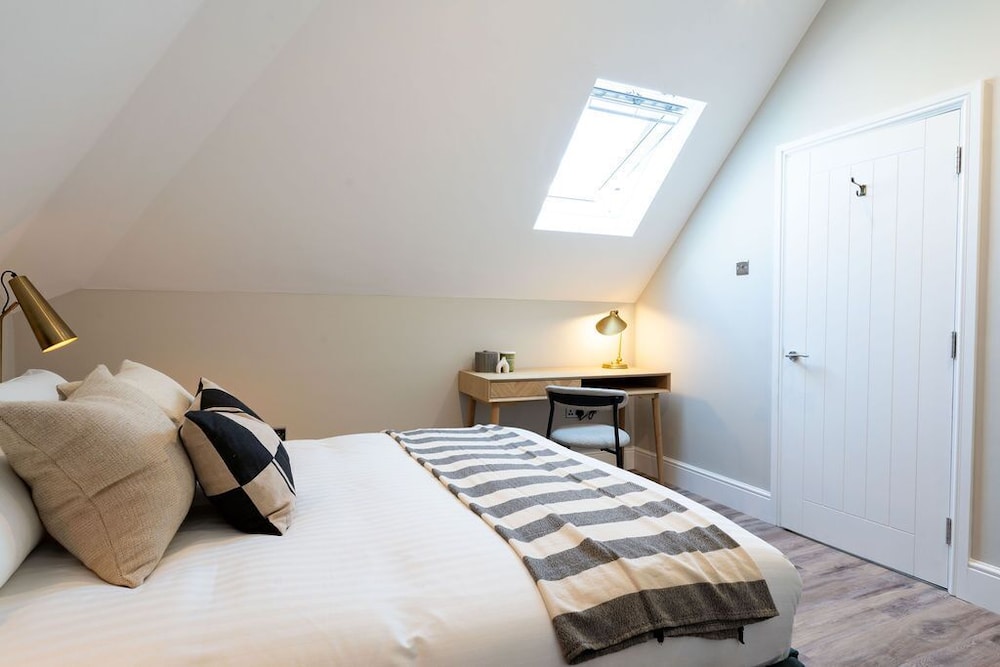 YourApartment - Wellington Place view 4