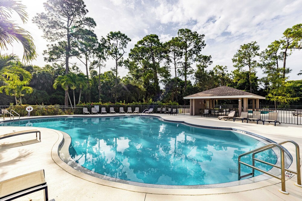 Private Pool, Firepit, Game Room Mins to Beaches + Community Amenities Casa Solara by Avantstay