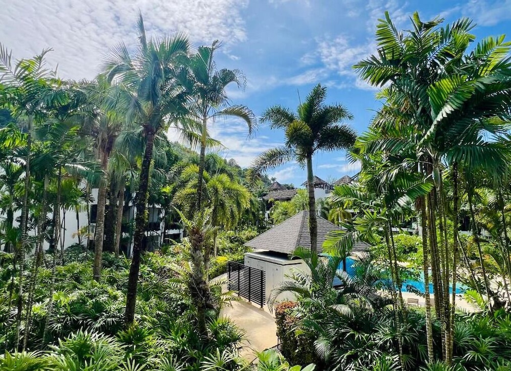2BR Pool View Short Walk to Beach C254