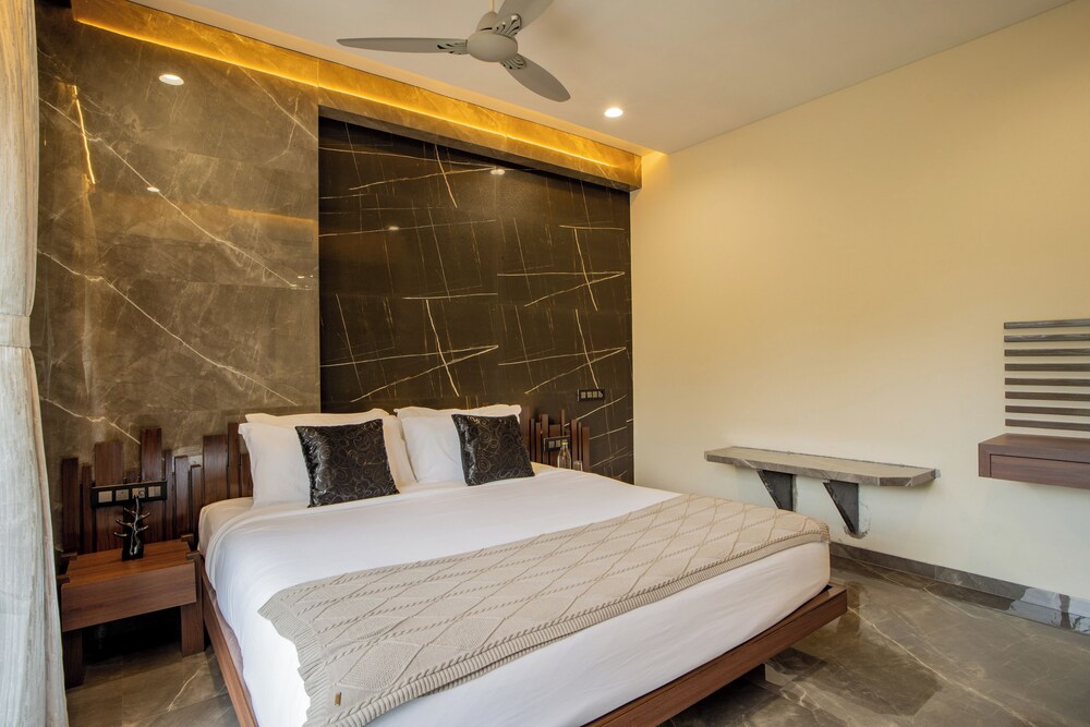 Alaya Stays - Imperial Calista 4BHK near Khandala Hills
