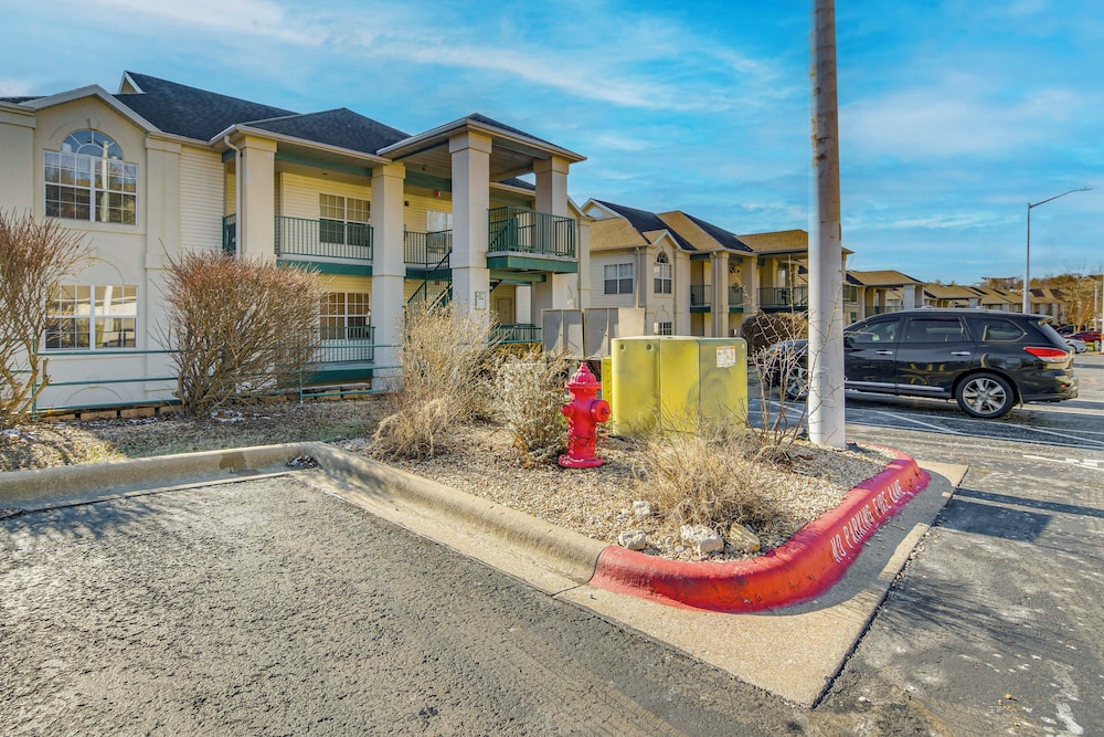 On Thousand Hills Golf Course: Condo w/ Sunroom