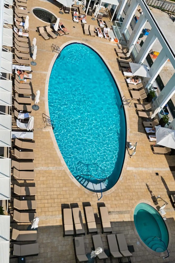 Elegant Beachfront Condo: Your Perfect Getaway!