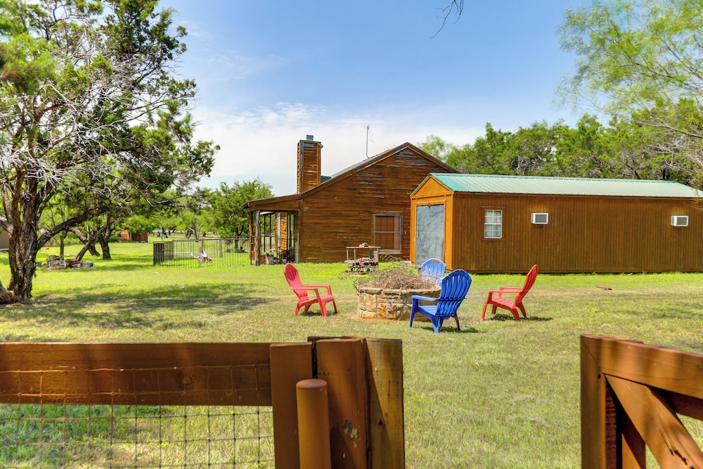 1 Mi to Lake: Pet-friendly Cabin in Strawn