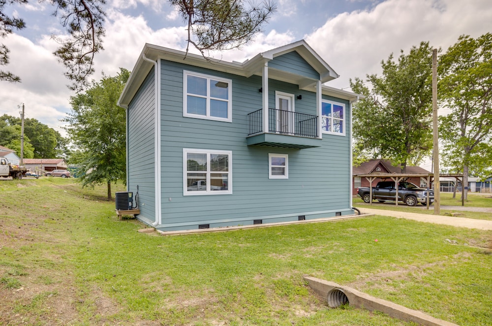 Lake Livingston Getaway w/ Balcony + Water View! view 4