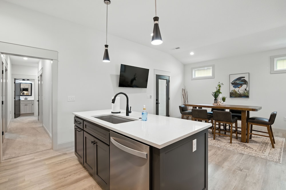 Brand New Cool Comfy Lawrence Retreat 3 Bedroom Duplex
