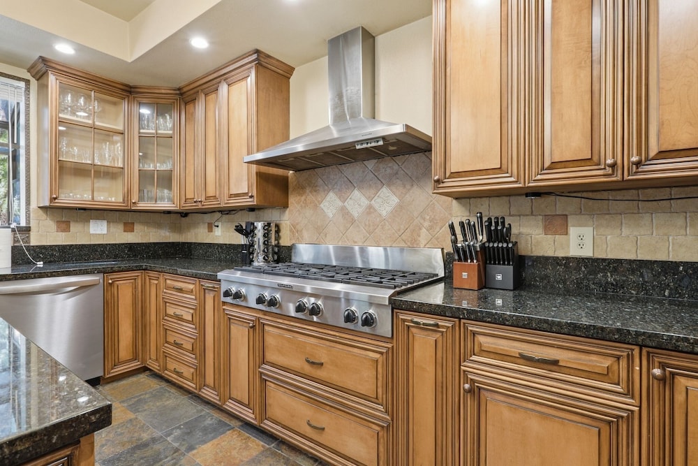 Spacious Mountain Getaway Game Room & Gazebo 5 Bedroom Villa