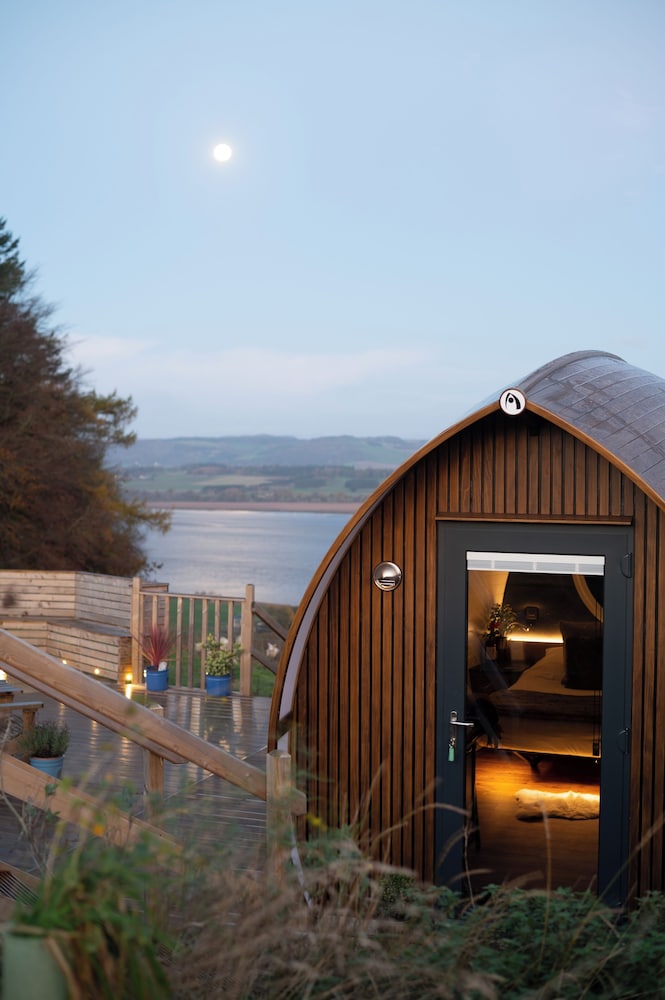 Luxurious Snug With Hottub Which Sleeps-2 in Fife