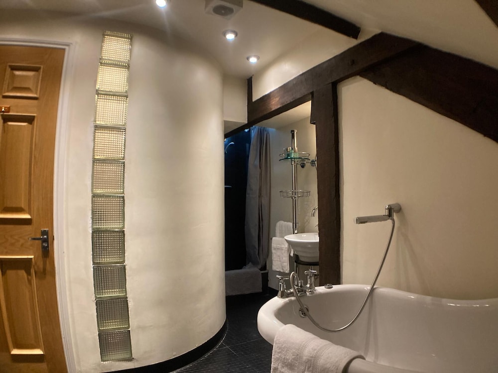 Amazing 2BD Apartment -upper Floors of Dufton Hall view 3