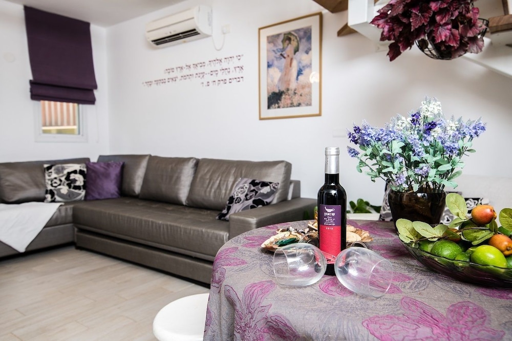 Nuriel Fruit & Guest House