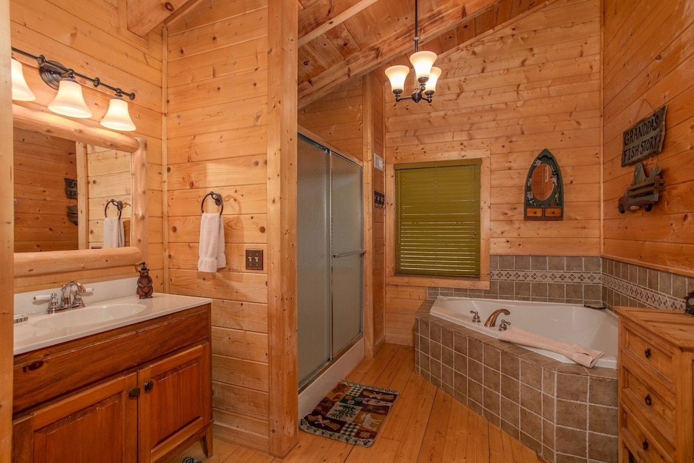 Luxurious Nine Bears Home Minutes Away to Gatlinburg by Redawning