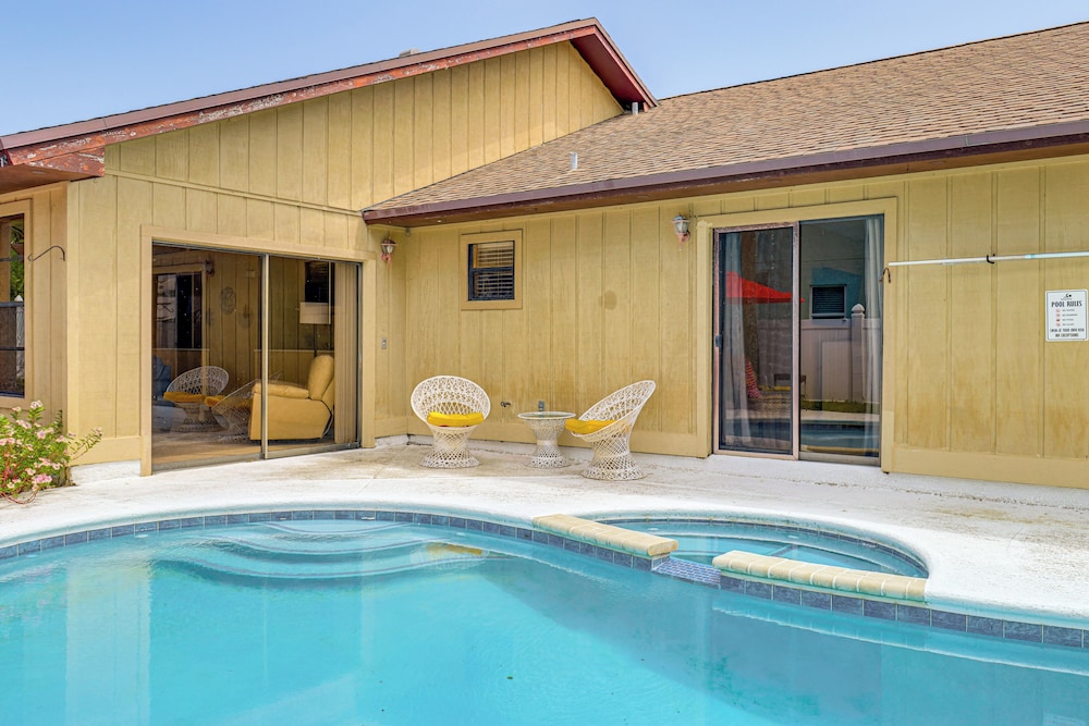 1 Mi to Dtwn Stuart: Bright Home w/ Pool & Spa!