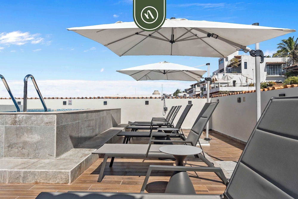 Restored Historic 2 BR Condo in Downtown - Pool
