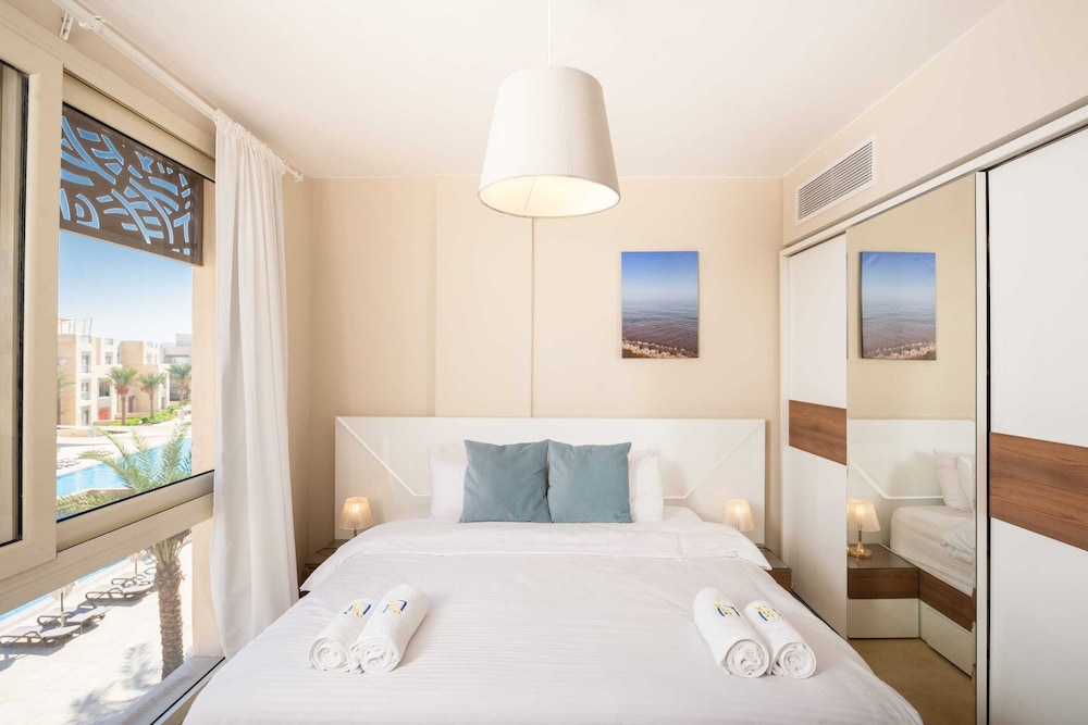 Xuru Stays I Exotic 1bdr w/ Outdoor Terrace Pool & Beach Access