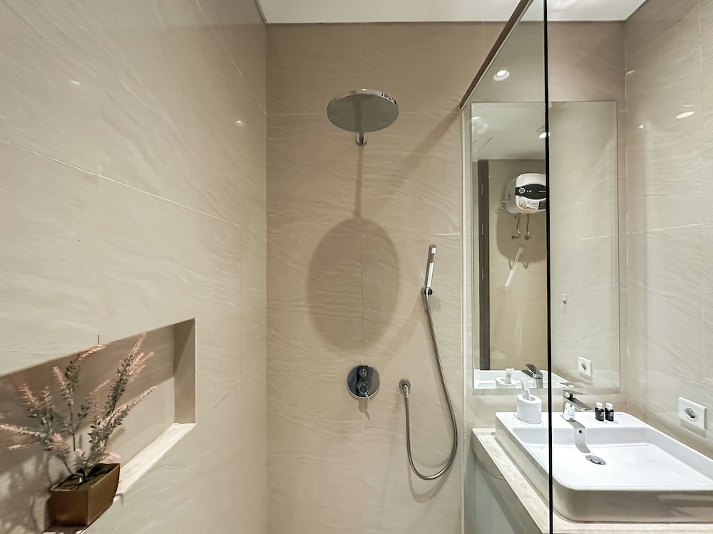 Tranquil And Modern Haven 2Br At The Rosebay Apartment