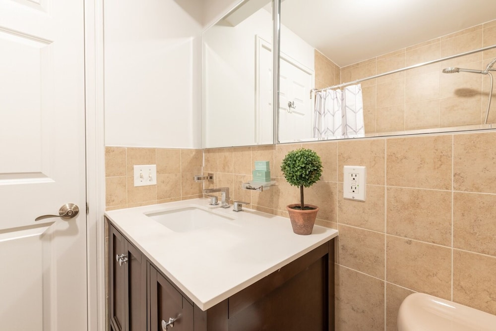 Cypress Court I by Rove Travel 2BR Harlem Apt