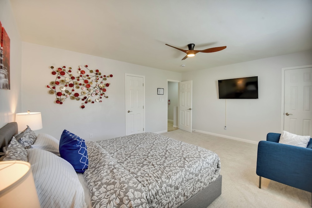 Stay By the Beach! Norfolk Duplex Half-mi to Ocean