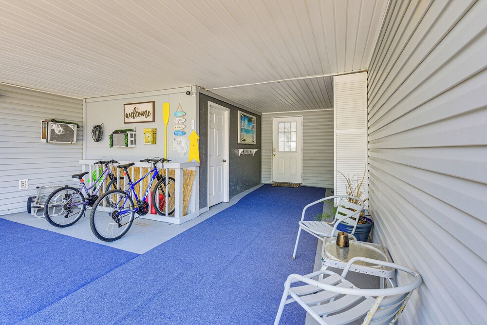 Fort Walton Beach Studio w/ Shared Pool & Patio!