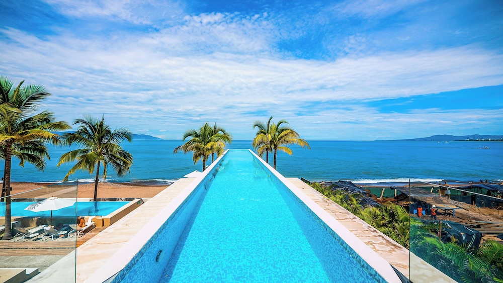 3BR with Private Pool on the Ocean
