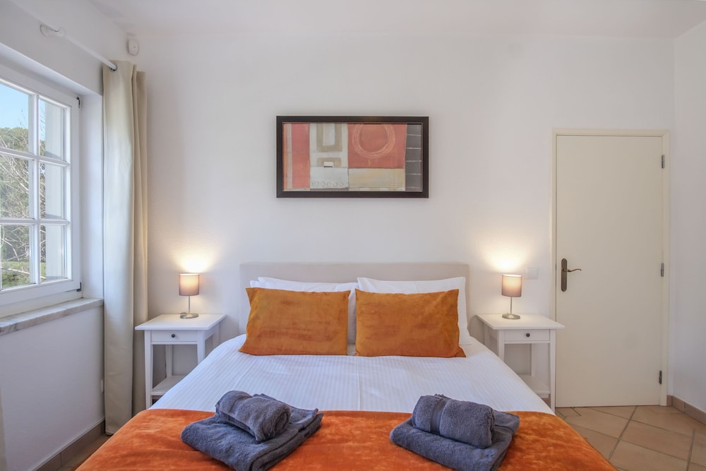 Vale Verde in Lagos With 6 Bedrooms and 4 Bathrooms