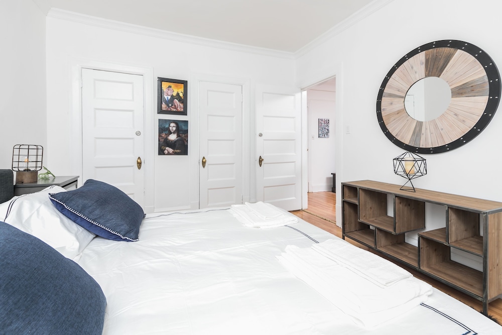 Applewood Suites - Bathurst & College - Image 4