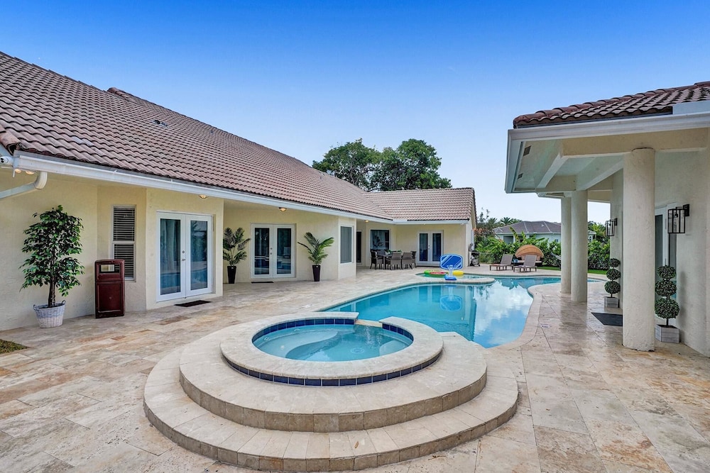 The Grand Luxe 8BR Villa w Pool and Basketball