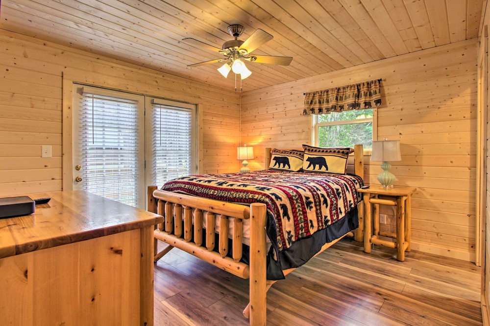Gatlinburg Cabin: Hot Tub, Deck, Games