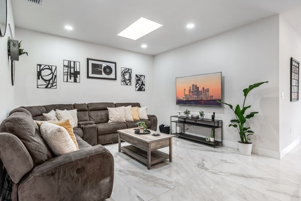 Fox Sonata Downtown Pool House 3 Bedroom Home