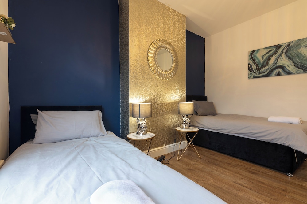 Salford City Oasis - Spacious 4 Bedroom House view 5