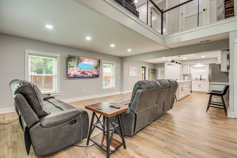 3 Mi to Navarre Beach: Home w/ Furnished Patio