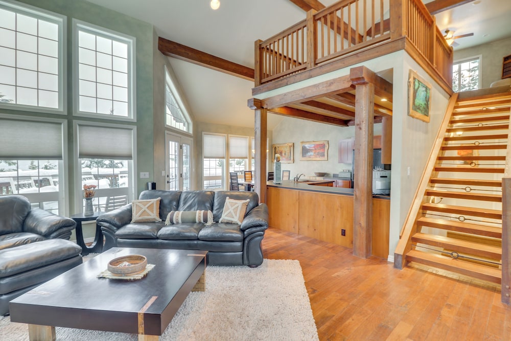 Mountain Views & Deck: Spacious Eureka Getaway!