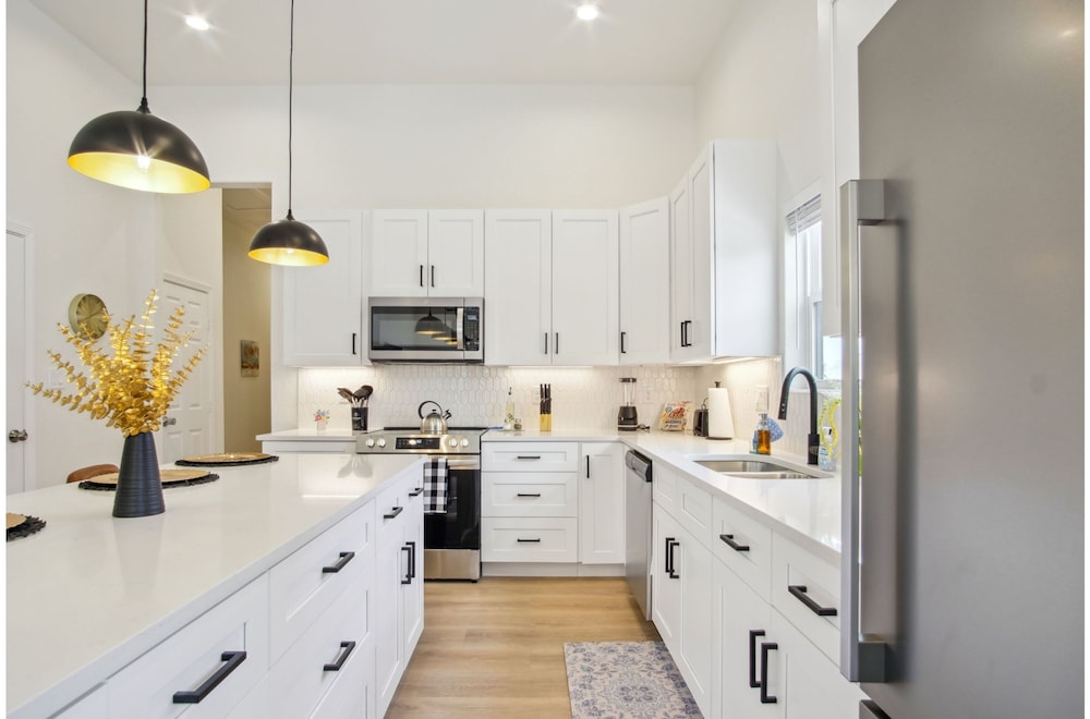 Skyline Retreat 3br-3ba w Stunning Views Near DT