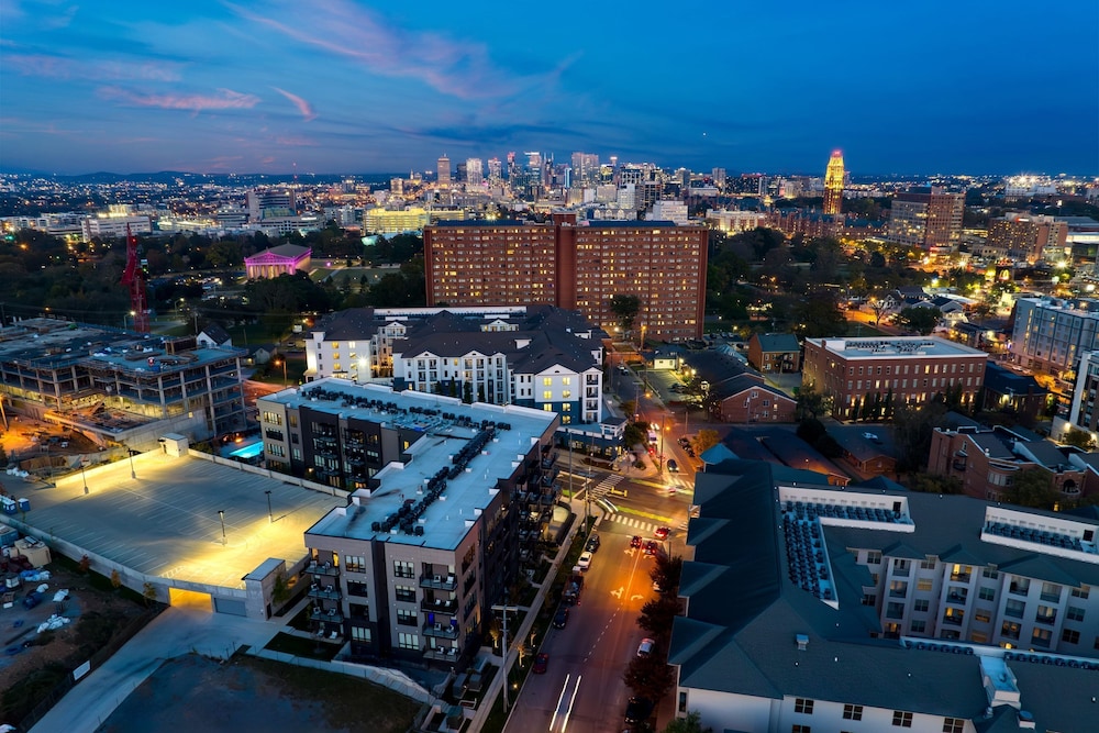 Wonderstruck Walkable Midtown Location at Odyssey Pool BBQ Fitness Room