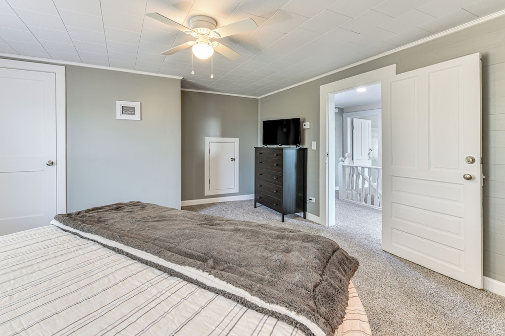 Peaceful Lenoir Home w/ Valley & Mountain Views! view 4