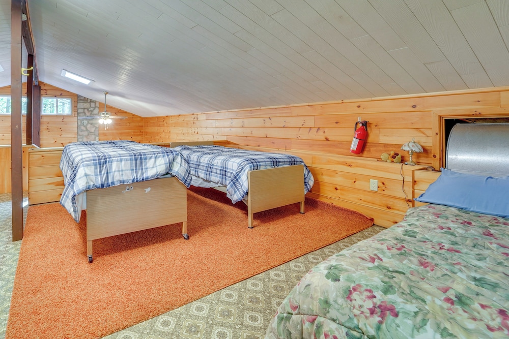 Cabin Comfort Near Psu! Fire Pit & On-site Trails