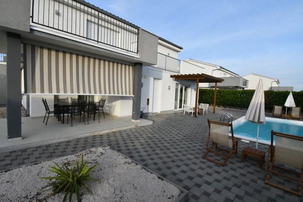 Luxury Escape With Swimming Pool & Modern Design
