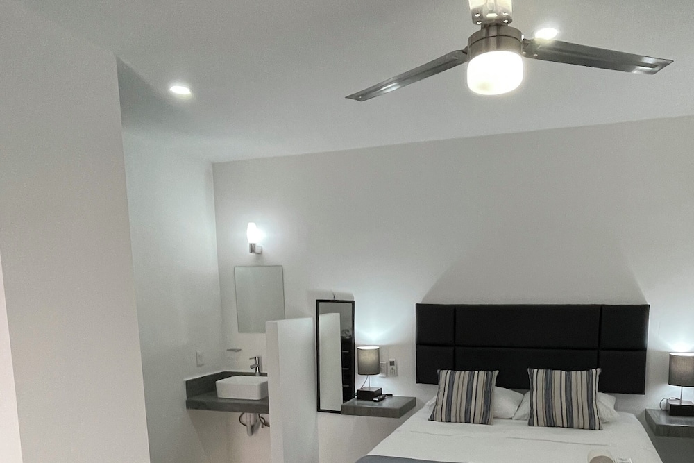 Lavish Studio w Kitchen Downtown