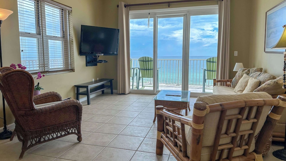 Spacious 3-bedroom Beachfront Condo Pool, Large Balcony