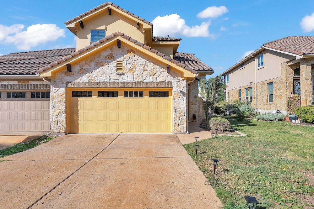 5 Mi to Lake Travis: Pet-friendly Home w/ Yard!