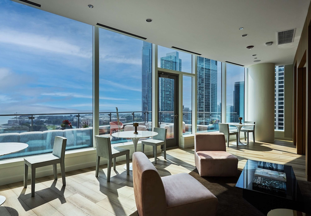Top-tier Stay 49th Fl Lakefront City Views