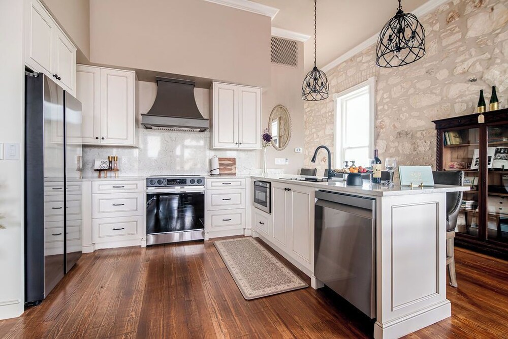 The Bank on Main St - Historic Luxury Suite W/rooftop Deck Overlooking Main Street