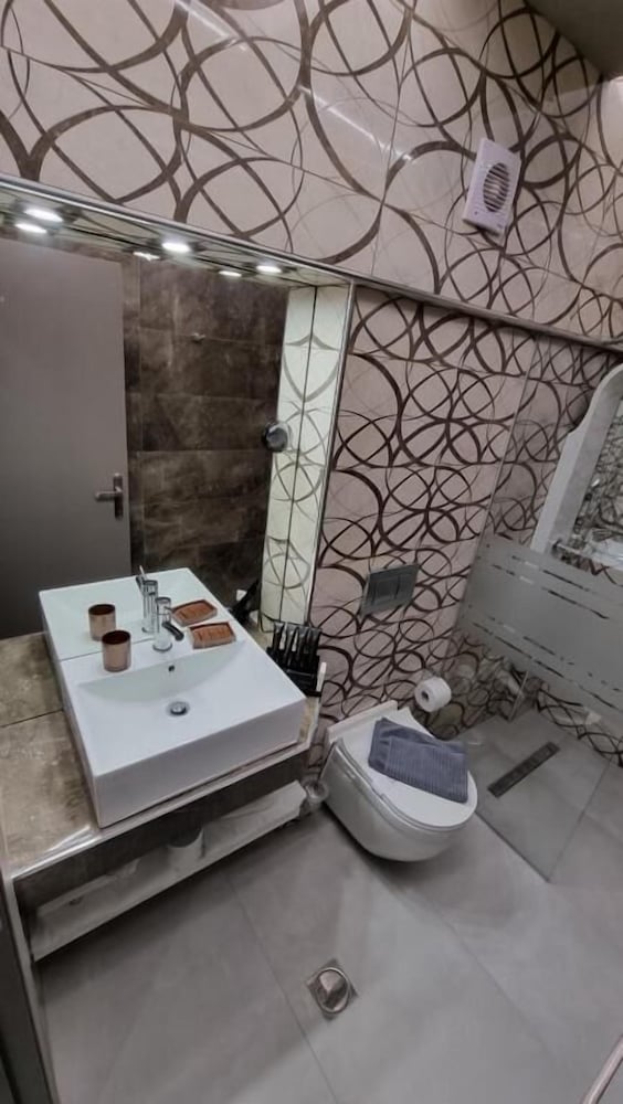LUXSUITES