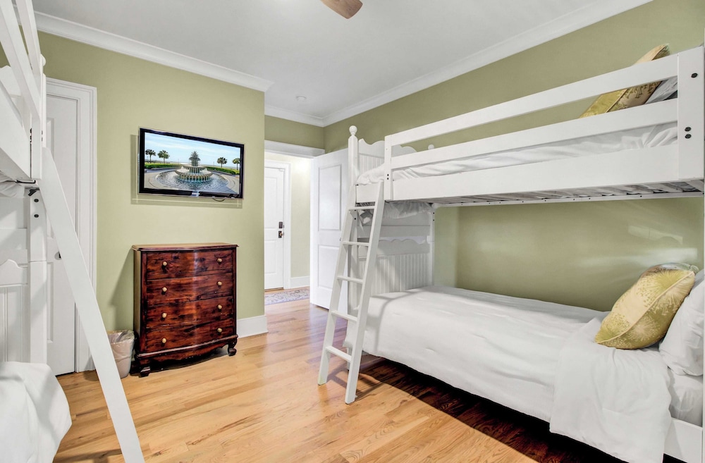 Steps to the Beach! Pool, Gym, Game Room, Movie Theater 3301 Palm by Avantstay