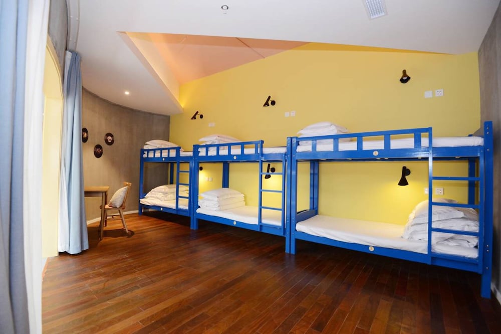 J Trip Youth Hostel