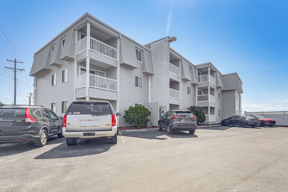 Steps to Beach: NMB Condo w/ Balcony & Pool Access