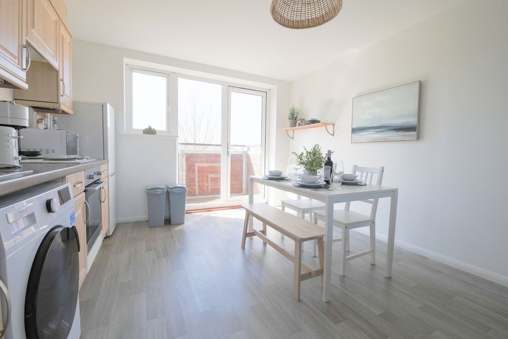 2 Bed Apartment Overlooking Water