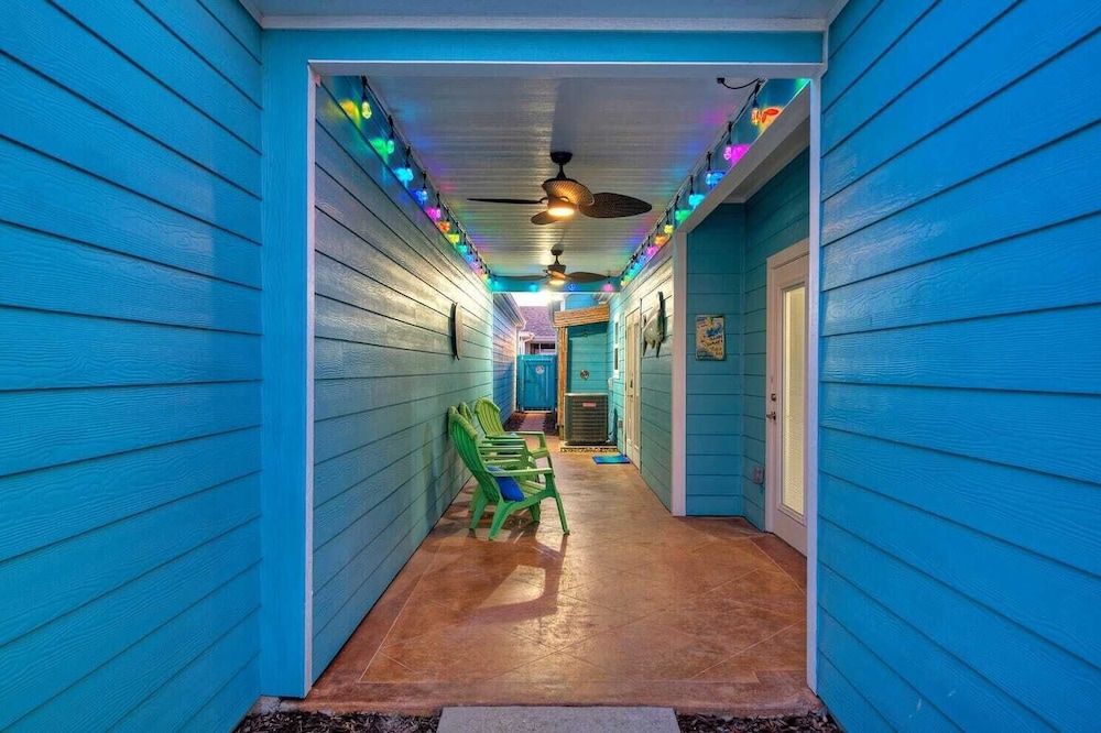 Sleeps 18 2 Beach Homes w/ 2 Pools, Playground, Covered Patios Pirates Bay