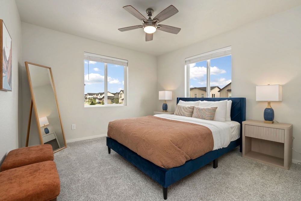 Mosaic Modern - Dog Friendly, Pool + King Suite