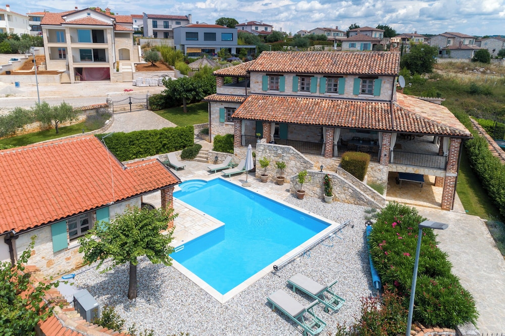 Villa Amyra With Pool