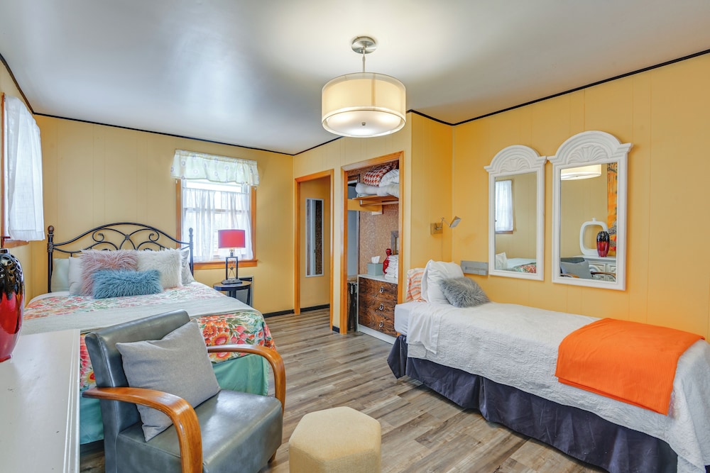 6 Mi to Downtown: 70s-themed Home in Nashville!