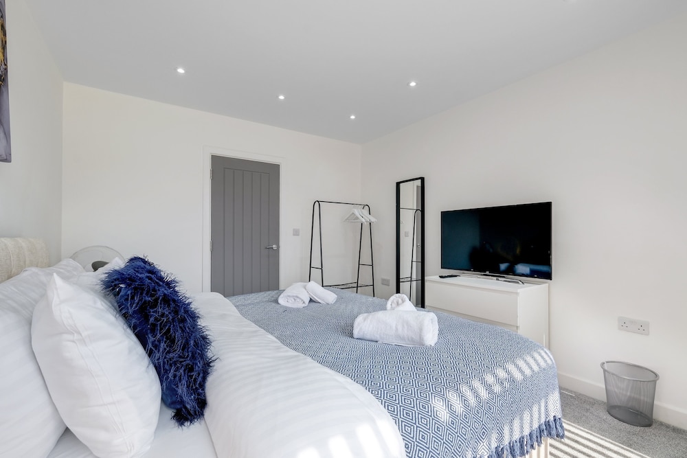 Newly Converted 2BDR 1BA APT in Hounslow
